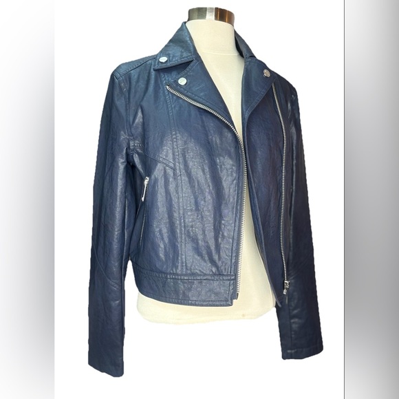 DKNY Moto Jacket – Women’s Small
Dark Navy / Ink Blue Vegan Leather - Picture 1 of 4